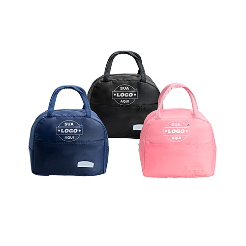 Bolsa térmica leve  confeccionada em oxford impermeavel e capacidade maxima de 5 litros. Possui revestimento interno em folha de aluminio, o que oferece a conservação da temperatura de alimentos e bebidas por mais tempo. Conta também com bolso forntal com plaquinha fixa em plastico e par de alças em nylon para trasnporte.

Altura :  20 cm

Largura :  21 cm

Profundidade :  10 cm

Medidas aproximadas para gravação (CxL):  1 cm x 4 cm
